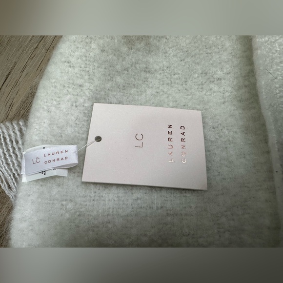 Lauren Conrad LC Pink Cream Fringe Scarf NWT NEW - Picture 4 of 7